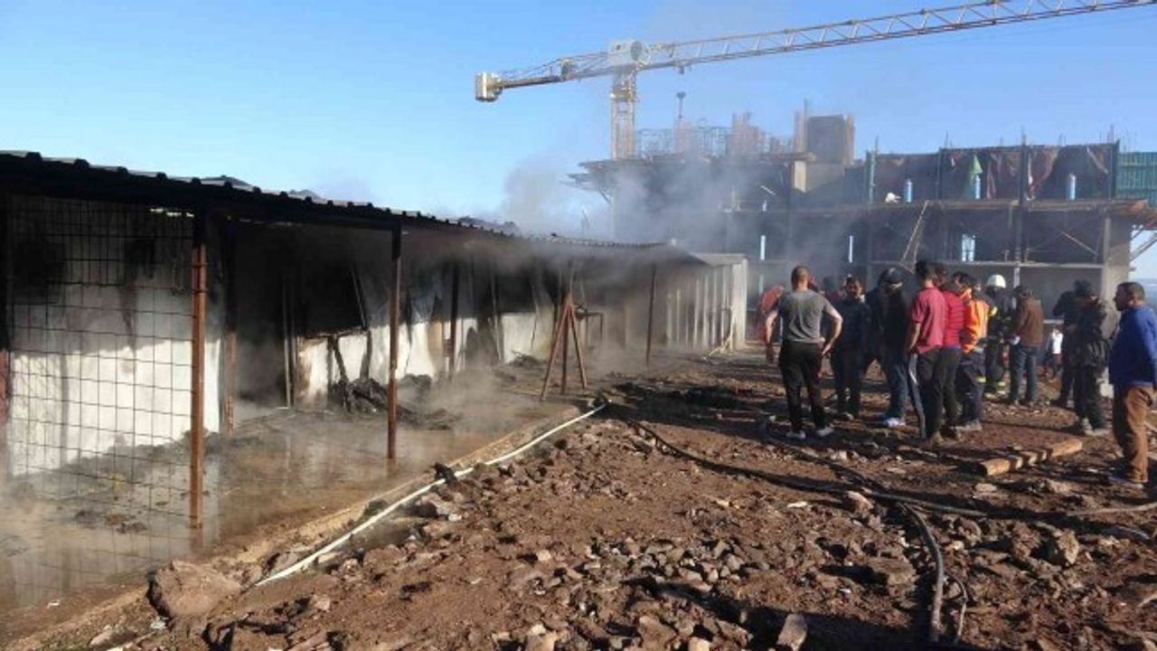 Şantiyede işçilerin kaldığı konteynerler alev alev yandı: 1 yaralı