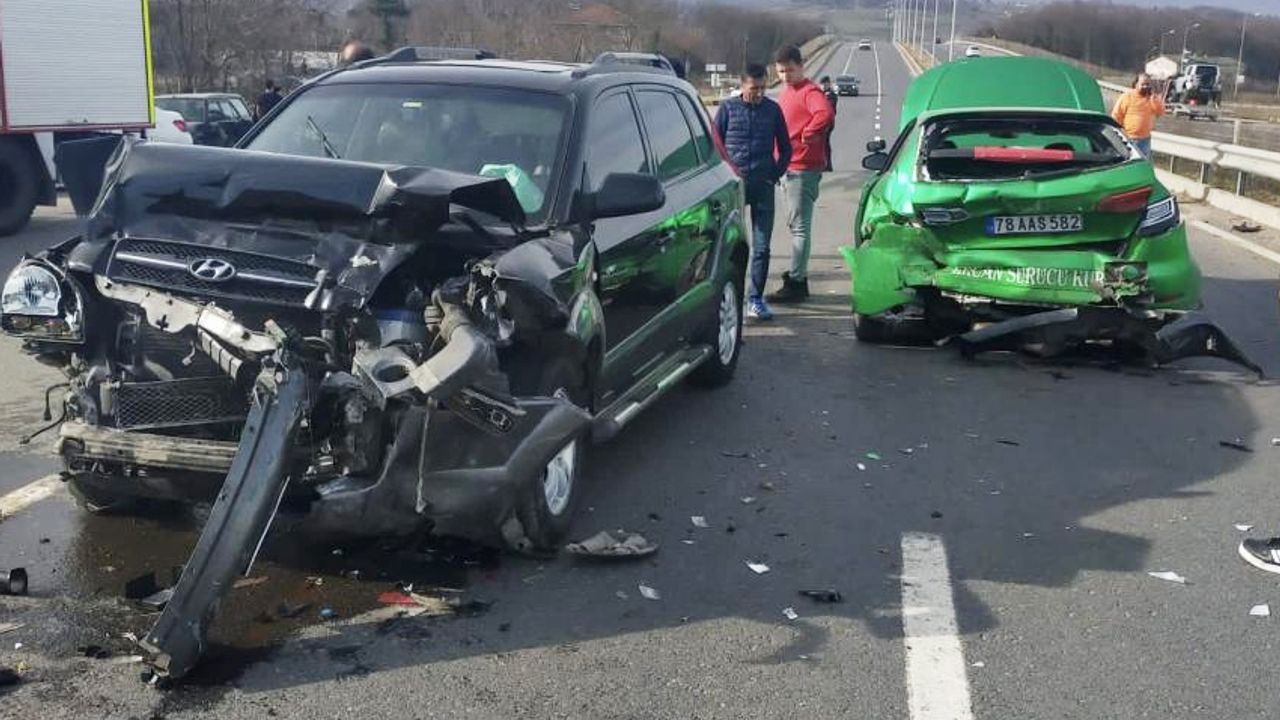 İki aracın karıştığı kazada, 4 kişi yaralandı