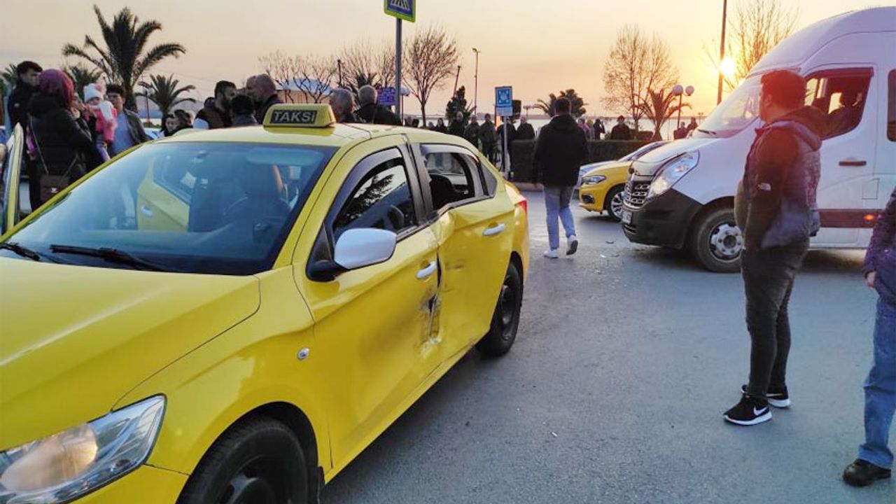 Kdz. Ereğli'de, öğrenci servisiyle ticari taksi çarpıştı
