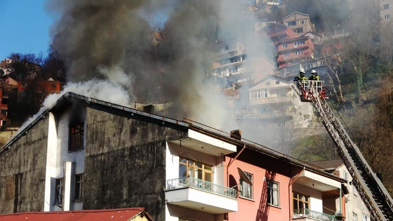 Zonguldak’ta, dört katlı evin çatısı yandı!