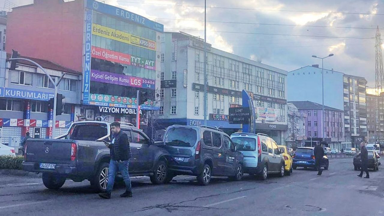 Kdz. Ereğli'de, zincirleme trafik kazası: 1 yaralı!