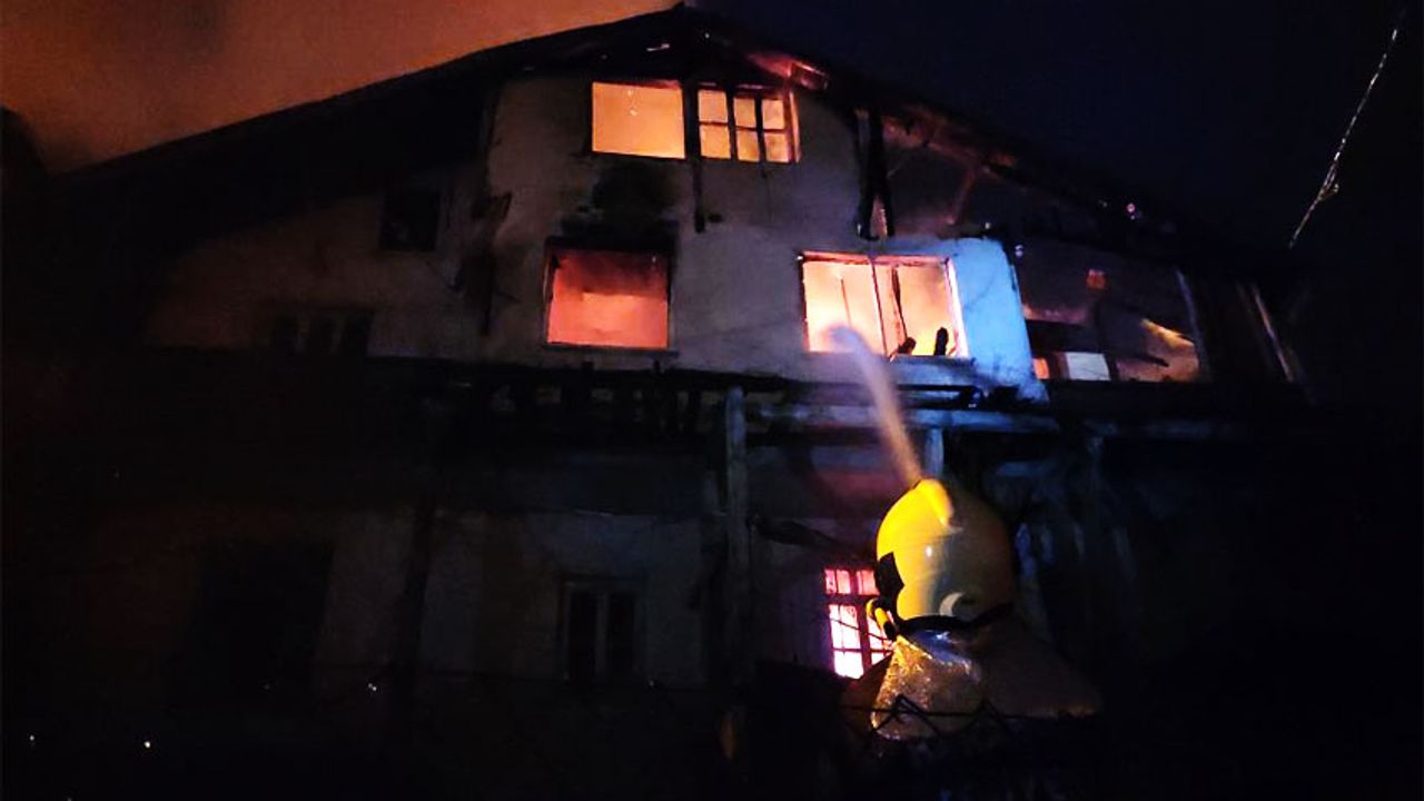 İki katlı evde çıkan yangın, güçlükle kontrol altına alındı