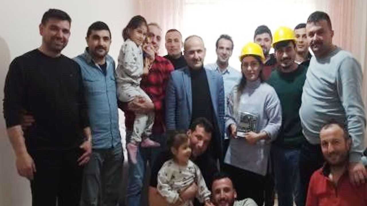 Madenciler, depremde kurtardıkları aileyi ziyaret etti