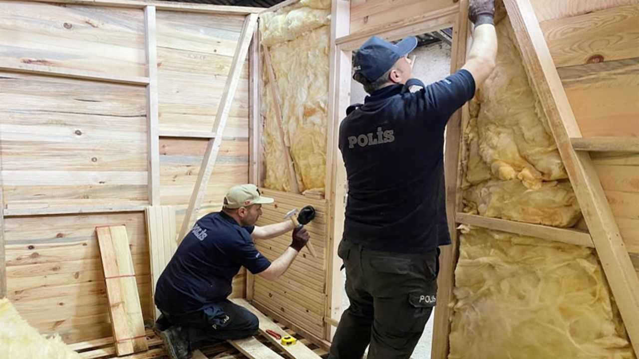 Polis memurları, deprem bölgesi için ahşap ev yapıyor