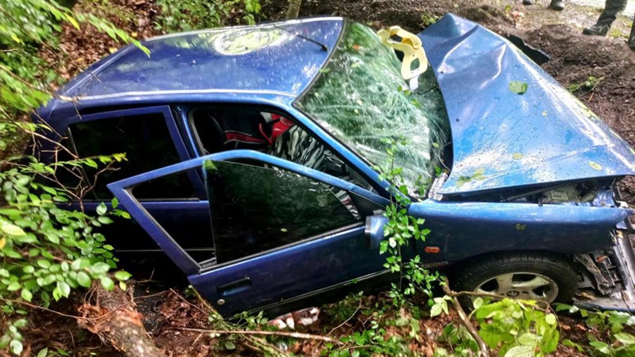 Kontrolden çıkan otomobil, ağaca çarptı: 3 yaralı!
