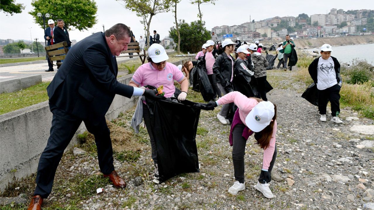 Başkan Tekin, öğrencilerle çöp topladı