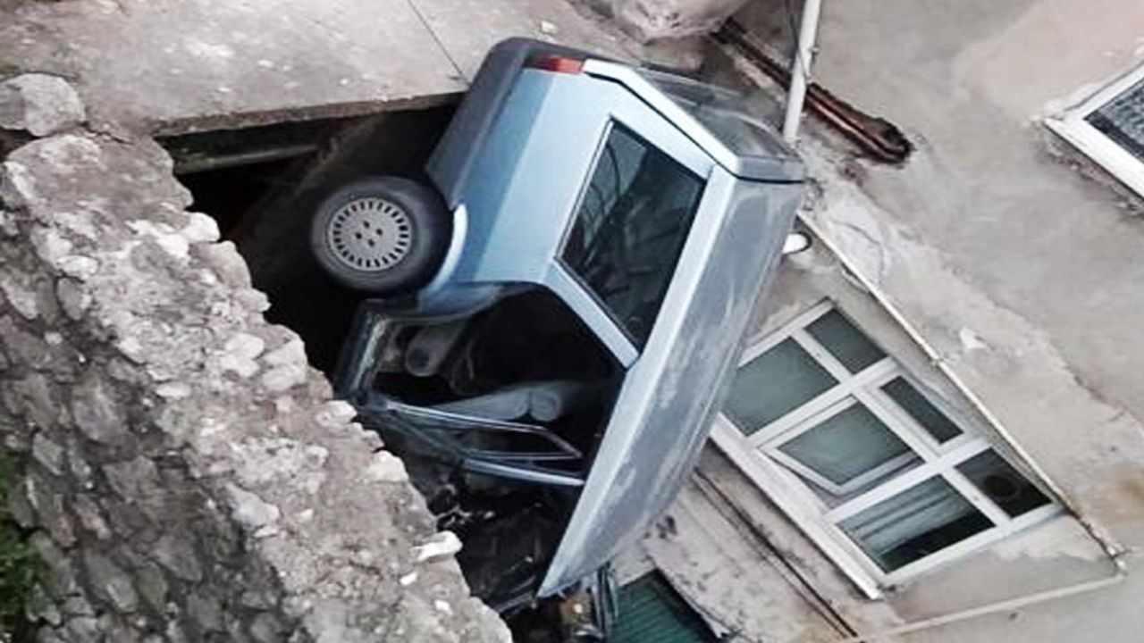 Zonguldak'ta, otomobil apartman boşluğuna düştü: 2 yaralı!