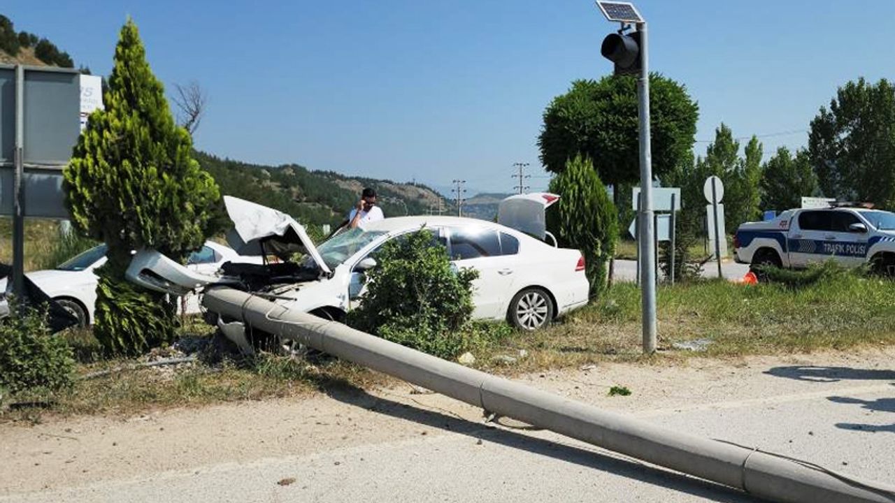 Yoldan çıkan otomobil, direğe çarptı: 3 yaralı!
