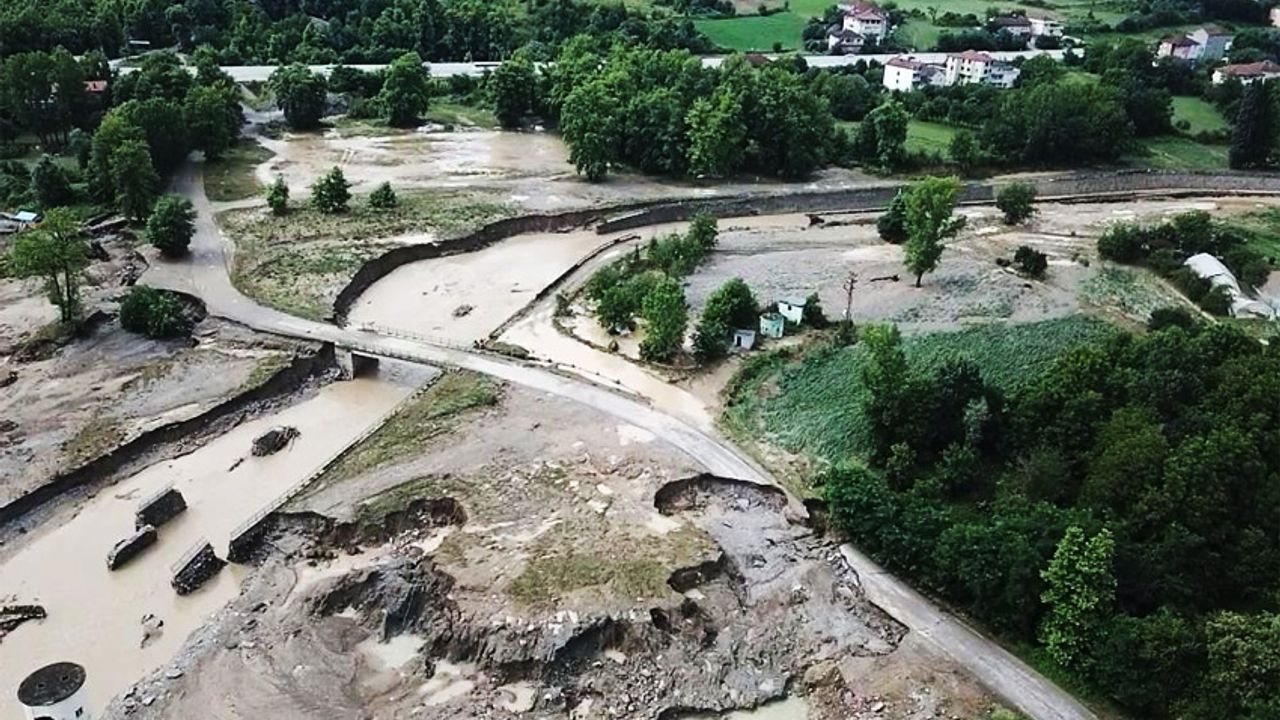 Zonguldak'ta, 6 köyü ilçeye bağlayan yol çöktü
