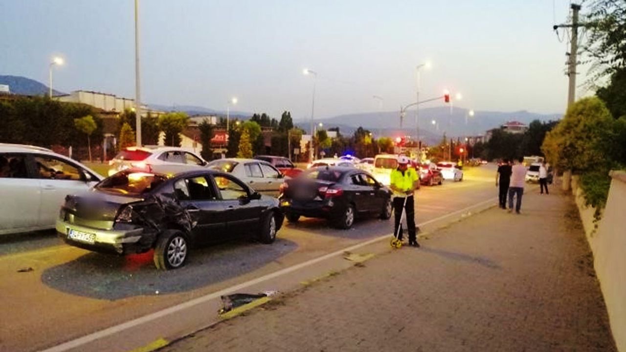 Minibüs, kırmızı ışıkta bekleyen araçlara çarptı: 9 yaralı!
