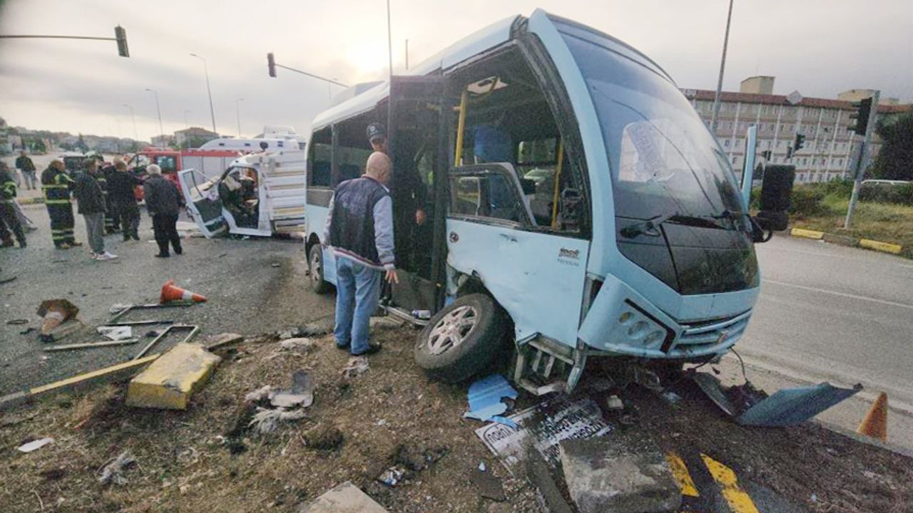 Işık ihlali yapan minibüs, kamyonetle çarpıştı: 11 yaralı!