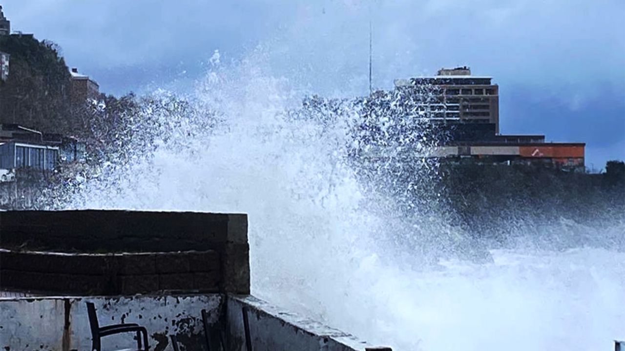 Zonguldak'ta, dalgalar mendirekleri aştı!