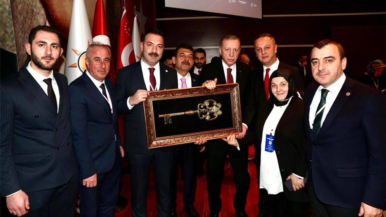 Şehrin temsili anahtarını Erdoğan'a takdim ettiler