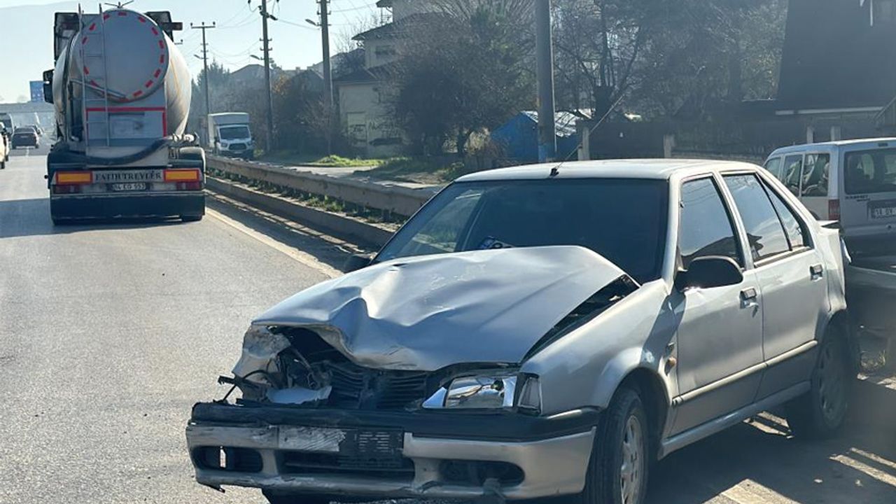 Tır ile otomobilin karıştığı kazada 2 kişi yaralandı