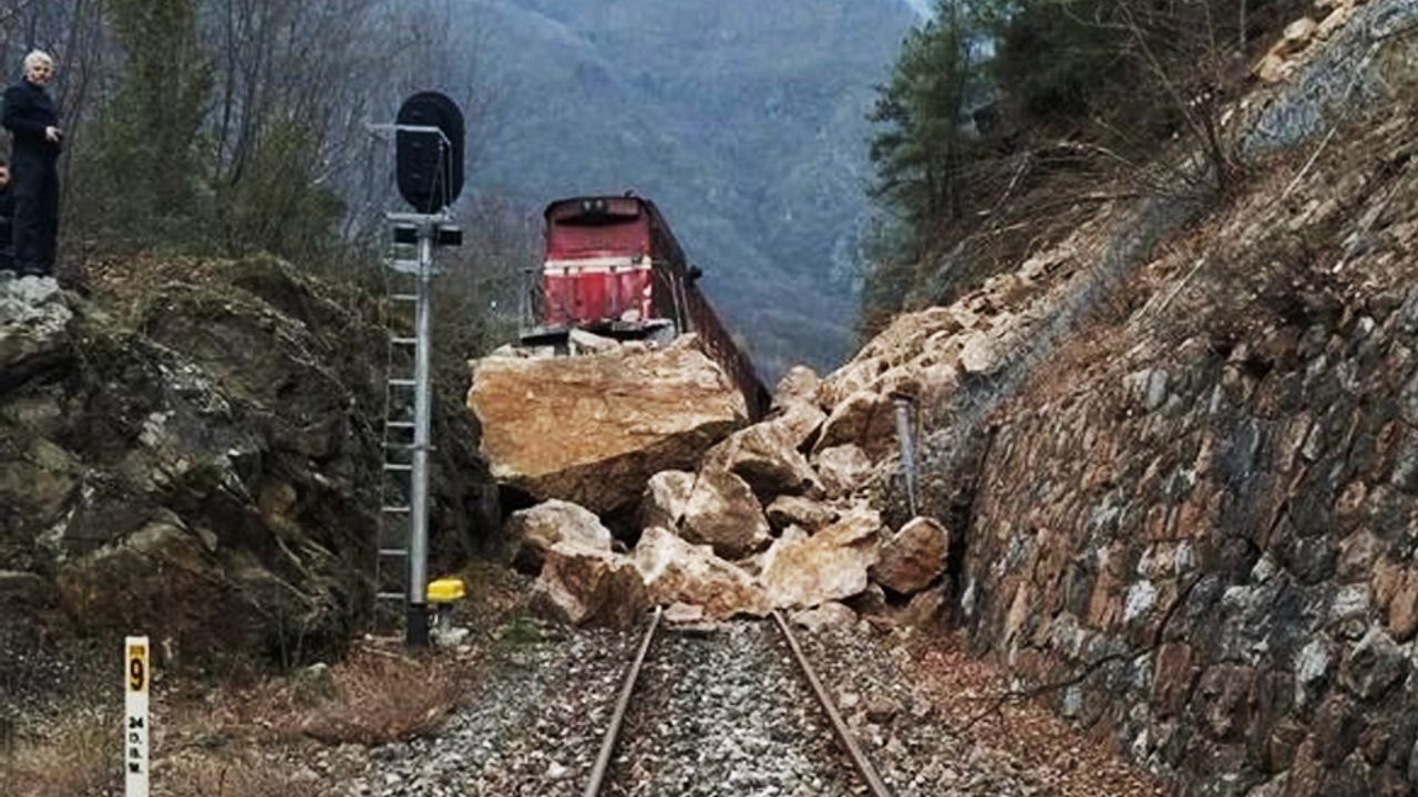 Yola düşen kayalar, treni raydan çıkardı!