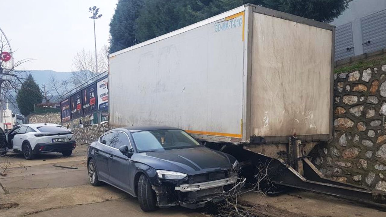 Kamyondan ayrılan dorse, iki otomobile çarptı!