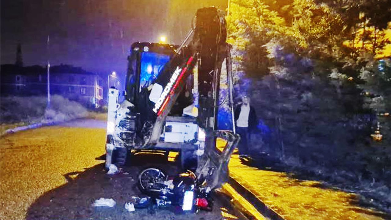 Motosiklet, iş makinesine çarptı: 2 yaralı!