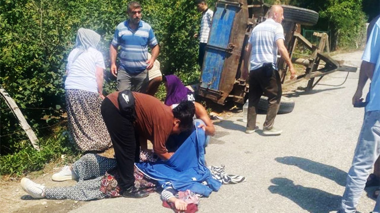 Fındık işçilerini taşıyan traktör devrildi!