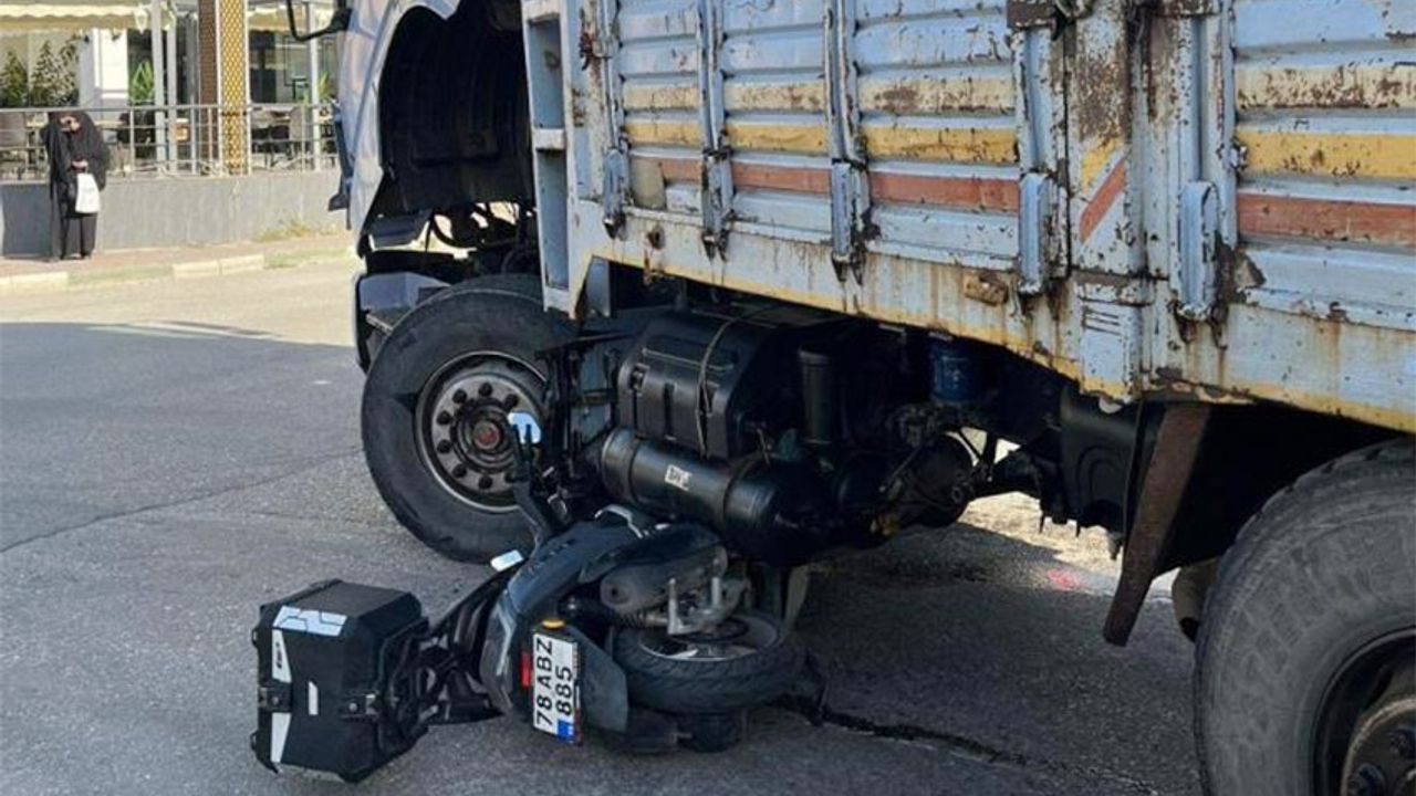Motosiklet, kamyonun altına girdi: 1 yaralı!