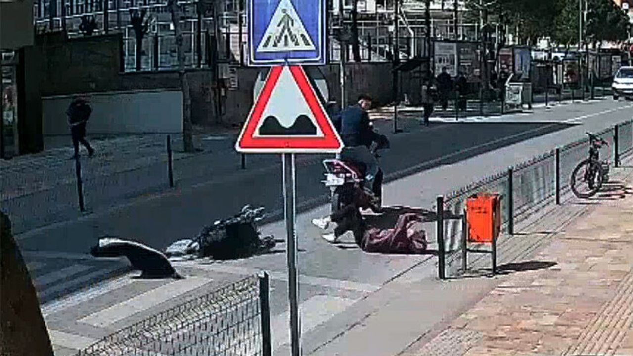 Motosiklet, bebek arabalı anneye çarptı