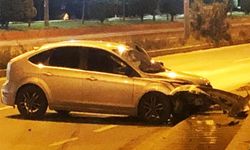 Kontrolden çıkan otomobil, kaldırıma çarptı
