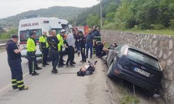 Kanala düşen otomobil, istinat duvarına çarptı: 3 yaralı!