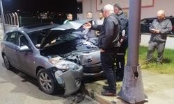 Otomobil, aydınlatma direğine çarptı: 1 yaralı!