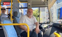 Otobüse astığı yazı ile dikkat çekiyor