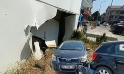 Önce duvara, ardından iki araca çarptı!