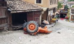 Traktörün altında kalan sürücü, ağır yaralandı