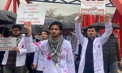İsrail'e, kanlı önlükleriyle tepki gösterdiler