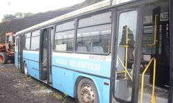 Belediyenin park halindeki otobüslerine zarar verildi