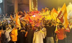 Galatasaray taraftarları, sokaklara döküldü