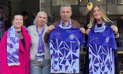 Gönüllü kadınlar, forma ve atkı satışına başladı