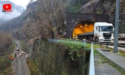 Dağdan kopan kayalar, kara ve demir yoluna düştü!