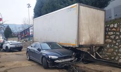 Kamyondan ayrılan dorse, iki otomobile çarptı!