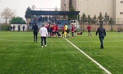 Amatör maçta futbolcular birbirine girdi!