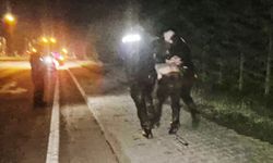 Polislerle beraber bataklığa düştü!