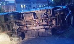 Midibüs, park halindeki cipe çarptı: 2 yaralı!