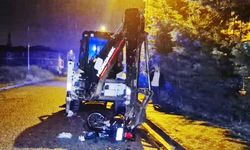 Motosiklet, iş makinesine çarptı: 2 yaralı!