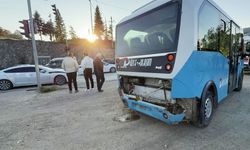 Otomobil, halk otobüsüne çarptı: 6 yaralı!