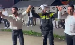 Trafik polisi, halay davetini geri çevirmedi