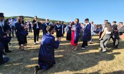 Mezuniyet töreninde sürpriz evlilik teklifi