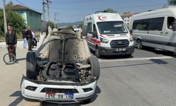 Yayaya yol veren otomobile çarpıp takla attı: 3 yaralı!