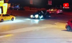 Motosiklet sürücüsü, otomobilin üzerine düştü!