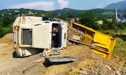 Toprak boşaltan kamyon devrildi: 1 yaralı!