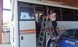Hem araç tamir ediyor hem de bebek büyütüyor