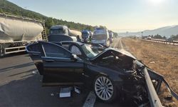 Önce kamyona sonra bariyere çarptı: 5 yaralı!
