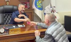 Belediye Başkanı, maaş kartını vatandaşa verdi