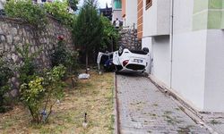 Kazaya karışan otomobil, apartman bahçesine uçtu!